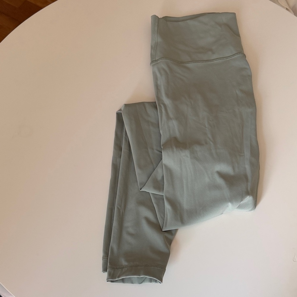 Women’s Lululemon Align high-rise pant. 🧘‍♀️